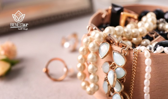 Aprende a organizar tu joyería con estos 5 trucos para evitar enredos y mantenerla siempre en orden.