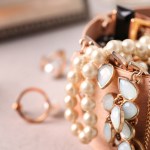Aprende a organizar tu joyería con estos 5 trucos para evitar enredos y mantenerla siempre en orden.