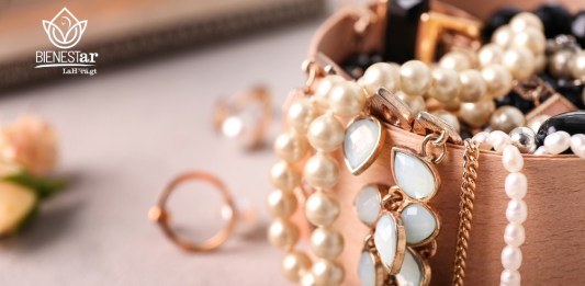Aprende a organizar tu joyería con estos 5 trucos para evitar enredos y mantenerla siempre en orden.