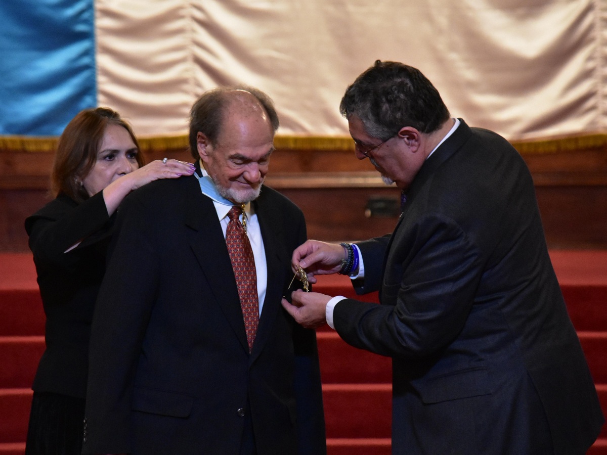 Juan Rodolfo de Jesús Rohrmoser condecorado con la Orden del Quetzal.