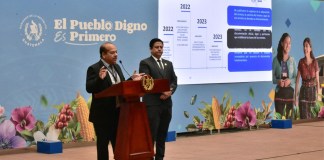 Julio Flores posterior a introducir a Mynor Melgar de asuntos de probidad