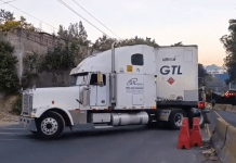 Tráiler con desperfectos mecánicos afecta la movilidad en el km 14 de la ruta CA-9 en dirección a la ciudad capital.