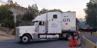 Tráiler con desperfectos mecánicos afecta la movilidad en el km 14 de la ruta CA-9 en dirección a la ciudad capital.