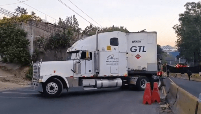 KM 14 y 17.5 colapsados Tráiler con desperfectos mecánicos afecta la movilidad en el km 14 de la ruta CA-9 en dirección a la ciudad capital.