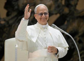 La misión que el Papa León XIV le encargó al cardenal de Guinea para ir a Francia
