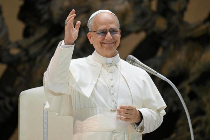 León XIV pide a la curia que trabaje sin prejuicios y con una buena dosis de humor La misión que el Papa León XIV le encargó al cardenal de Guinea para ir a Francia