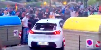 A minutos de que iniciara el encuentro entre el Espanyol y Barcelona por la fecha 36 de LaLiga se registró un incidente automovilístico. Foto Captura de Pantalla .