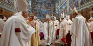 El Papa León XIV celebrando la misa con los cardenales electores en la Capilla Sixtina, en la Ciudad del Vaticano, el 9 de mayo de 2025. Foto La Hora: EFE.
