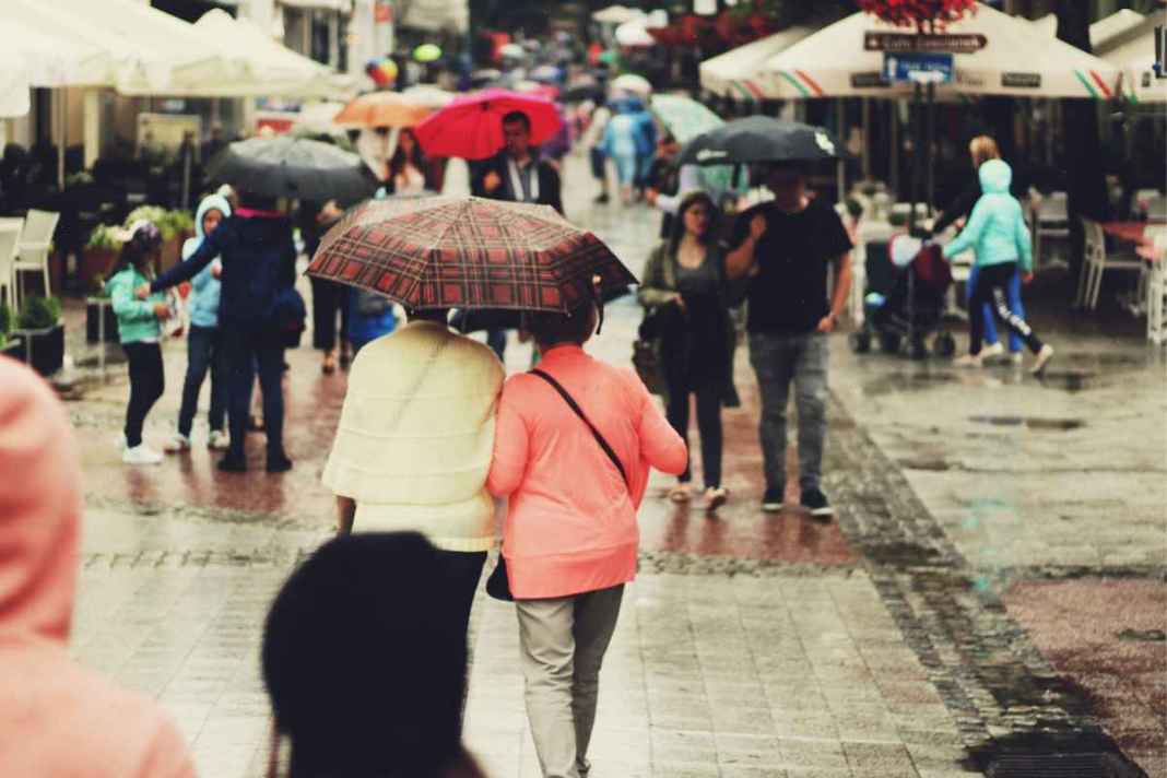 Este mes comenzarán las lluvias, por lo que es importante tomar algunas medidas preventivas. Imagen: Canva.