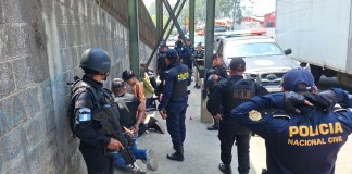 Capturan a presuntos miembros de la banda “El Cachetes” con celulares, dinero y billeteras. Foto La Hora: PNC.
