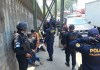Capturan a presuntos miembros de la banda “El Cachetes” con celulares, dinero y billeteras. Foto La Hora: PNC.