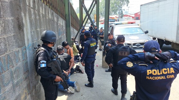 Los Cachete Capturan a presuntos miembros de la banda “El Cachetes” con celulares, dinero y billeteras. Foto La Hora: PNC.