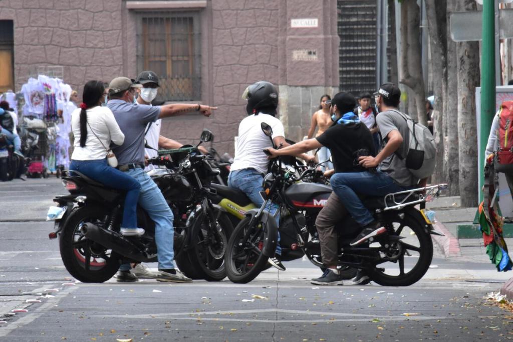 Un grupo de manifestantes se hizo presente frente al Congreso. Foto La Hora: Daniel Ramírez
