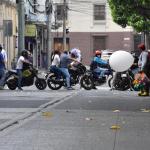 Un grupo de manifestantes se hizo presente frente al Congreso. Foto La Hora: Daniel Ramírez