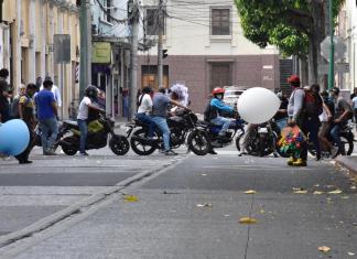 Un grupo de manifestantes se hizo presente frente al Congreso. Foto La Hora: Daniel Ramírez