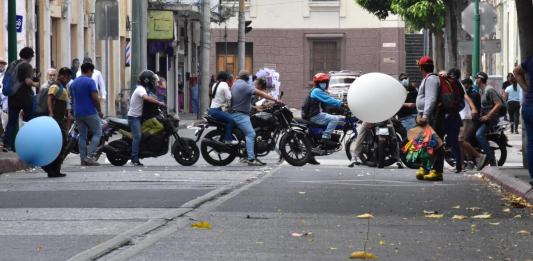 Un grupo de manifestantes se hizo presente frente al Congreso. Foto La Hora: Daniel Ramírez