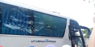 Aficionados rojos quebraron las ventanas del bus que transportaba a los aguacateros. Foto: MarpensaTV