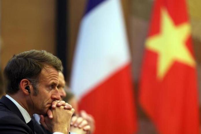El presidente de Francia, Emmanuel Macron, durante su visita a Vietnam. Foto La Hora: EFE.