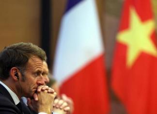 El presidente de Francia, Emmanuel Macron, durante su visita a Vietnam. Foto La Hora: EFE.