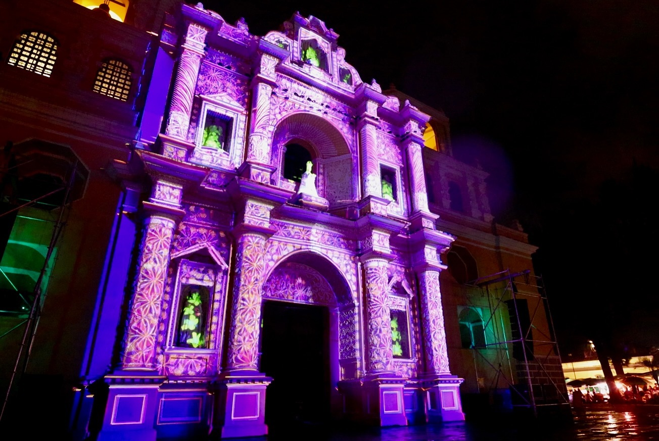 Iglesia La Merced en Antigua, Guatemala iluminada con videomapping durante el festival de la luz 2024.