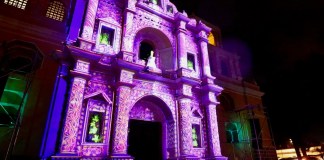 Iglesia La Merced en Antigua, Guatemala iluminada con videomapping durante el Festival de la Luz de Antigua 2024.                      