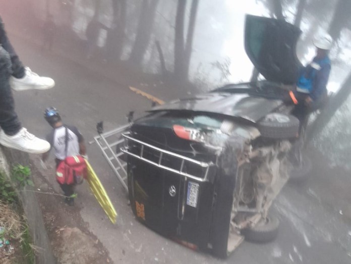 Microbús con 15 pasajeros Hondureños vuelca en Sacatepéquez