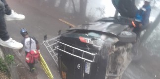 Microbús con 15 pasajeros Hondureños vuelca en Sacatepéquez