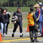 Personas deportadas llegan en un avión militar estadounidense, a la base aérea Armando Escalon ubicada en San Pedro Sula. Foto La Hora: EFE.