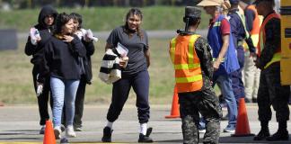 Personas deportadas llegan en un avión militar estadounidense, a la base aérea Armando Escalon ubicada en San Pedro Sula. Foto La Hora: EFE.