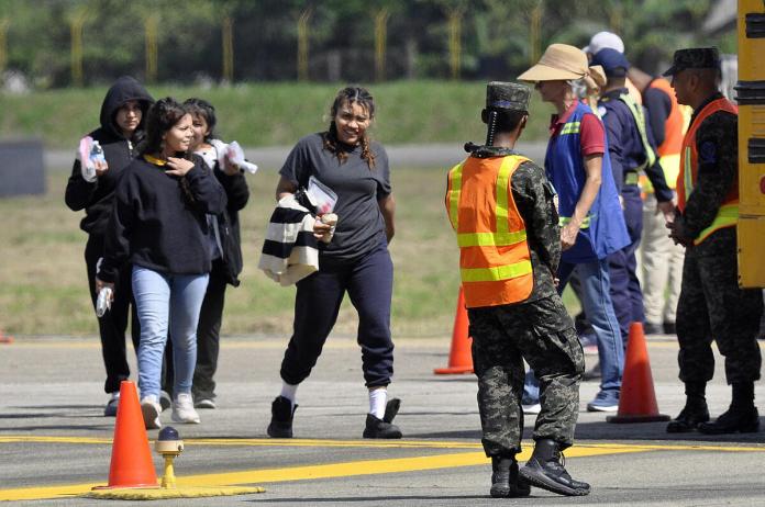 Llegan a Honduras 38 migrantes que aceptaron el retorno voluntario financiado por EE.UU. Personas deportadas llegan en un avión militar estadounidense, a la base aérea Armando Escalon ubicada en San Pedro Sula. Foto La Hora: EFE.