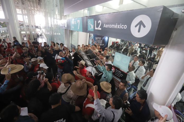 Irrupción de la CNTE a instalaciones del AICM. Foto La Hora: Medio mexicano Milenio.