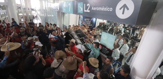 Irrupción de la CNTE a instalaciones del AICM. Foto La Hora: Medio mexicano Milenio.