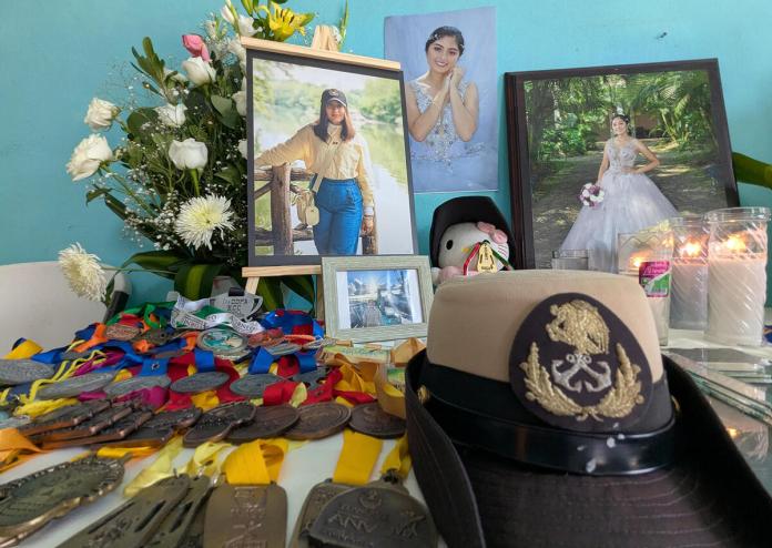 Rodeada de familiares, amigos y docenas de flores de mil colores fue despedida la cadete mexicana. Foto La Hora: EFE
