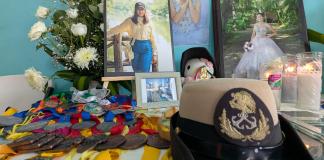 Rodeada de familiares, amigos y docenas de flores de mil colores fue despedida la cadete mexicana. Foto La Hora: EFE