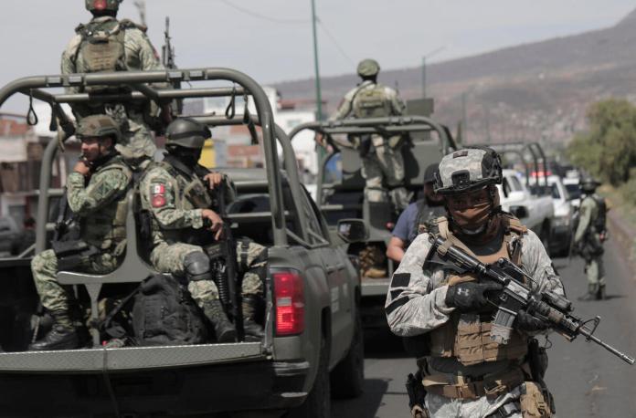 Mueren seis militares mexicanos por mina explosiva en zona donde operan carteles del narco Las autoridades mexicanas reportaron que seis militares del Ejército murieron y dos más resultaron heridos al detonar una mina terrestre. Foto La Hora: EFE