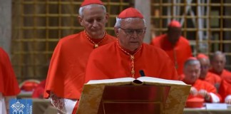 Momento del juramento del Obispo Álvaro Cardenal Ramazzini en el Cónclave.