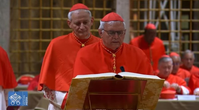Momento del juramento del Obispo Álvaro Cardenal Ramazzini en el Cónclave.