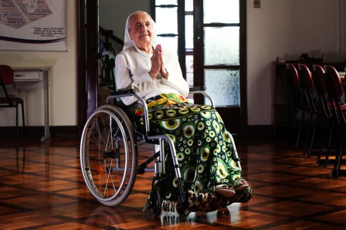 BRASIL PERSONA MAS LONGEVA Foto de LongeviQuest, que muestra a la hermana Inah Canabarro, en ese entonces de 115 años, en Porto Alegre, Brasil, el 16 de febrero del 2024. Foto La Hora: AP.
