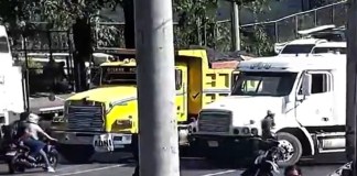 Tráfico complicado en calzada la Paz por tráileres con desperfectos mecánicos. Foto La Hora: captura de pantalla.