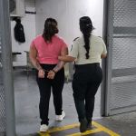Mujer con orden de captura por el delito de extorsión capturada en zona 7. Foto La Hora: PNC