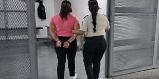 Mujer con orden de captura por el delito de extorsión capturada en zona 7. Foto La Hora: PNC