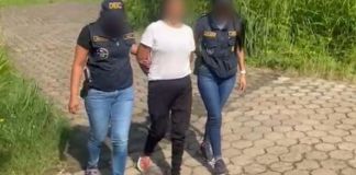 Mujer señalada del delito de hurto detenida por agentes de la DEIC. Foto La Hora: PNC