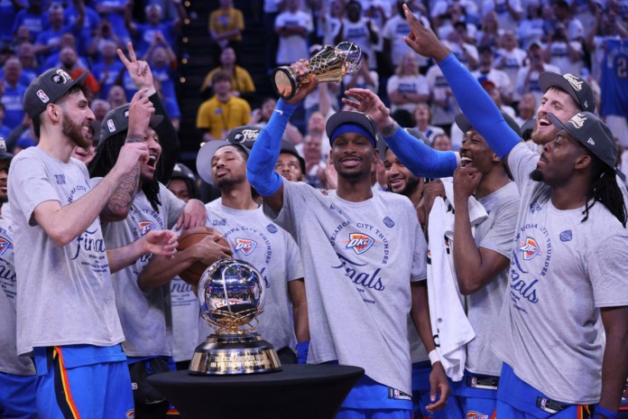 El base del Oklahoma City Thunder, Shai Gilgeous-Alexander (2), en el centro, celebra con sus compañeros tras el quinto partido de las finales de la Conferencia Oeste de los playoffs de la NBA contra los Minnesota Timberwolves, el miércoles 28 de mayo de 2025, en Oklahoma City. Foto La Hora: AP.