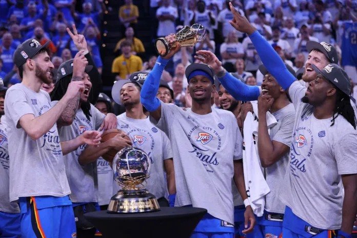 Thunder Timberwolves Basketball El base del Oklahoma City Thunder, Shai Gilgeous-Alexander (2), en el centro, celebra con sus compañeros tras el quinto partido de las finales de la Conferencia Oeste de los playoffs de la NBA contra los Minnesota Timberwolves, el miércoles 28 de mayo de 2025, en Oklahoma City. Foto La Hora: AP.