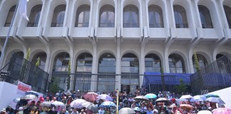 Pobladores de Nahualá frente a Torre de Tribunales en materia del conflicto territorial y un amparo presentado