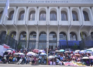 Pobladores de Nahualá frente a Torre de Tribunales en materia del conflicto territorial y un amparo presentado