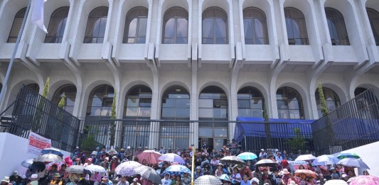 Pobladores de Nahualá frente a Torre de Tribunales en materia del conflicto territorial y un amparo presentado