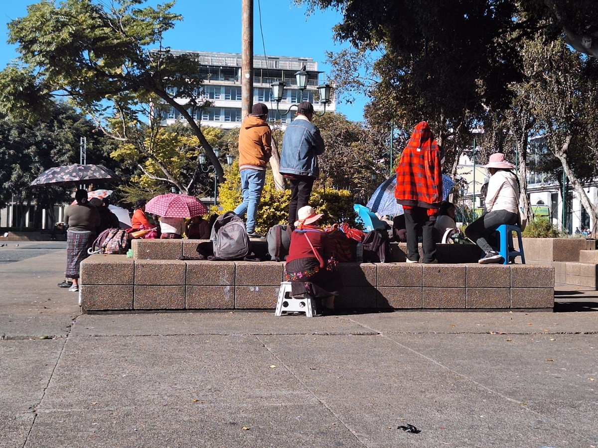 Pobladores de Nahualá frente al Palacio Nacional de la Cultura en horas de la mañana a la espera de ser recibidos por la Secretaría Privada. Foto La Hora: Daniel Ramírez