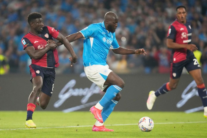 Romelu Lukaku del Napoli marca el segundo gol de su equipo durante el partido de la Serie A italiana entre el Napoli y el Cagliari en el estadio Diego Maradona en Nápoles, Italia, el viernes 23 de mayo de 2025. Foto La Hora: AP.