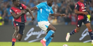 Romelu Lukaku del Napoli marca el segundo gol de su equipo durante el partido de la Serie A italiana entre el Napoli y el Cagliari en el estadio Diego Maradona en Nápoles, Italia, el viernes 23 de mayo de 2025. Foto La Hora: AP.